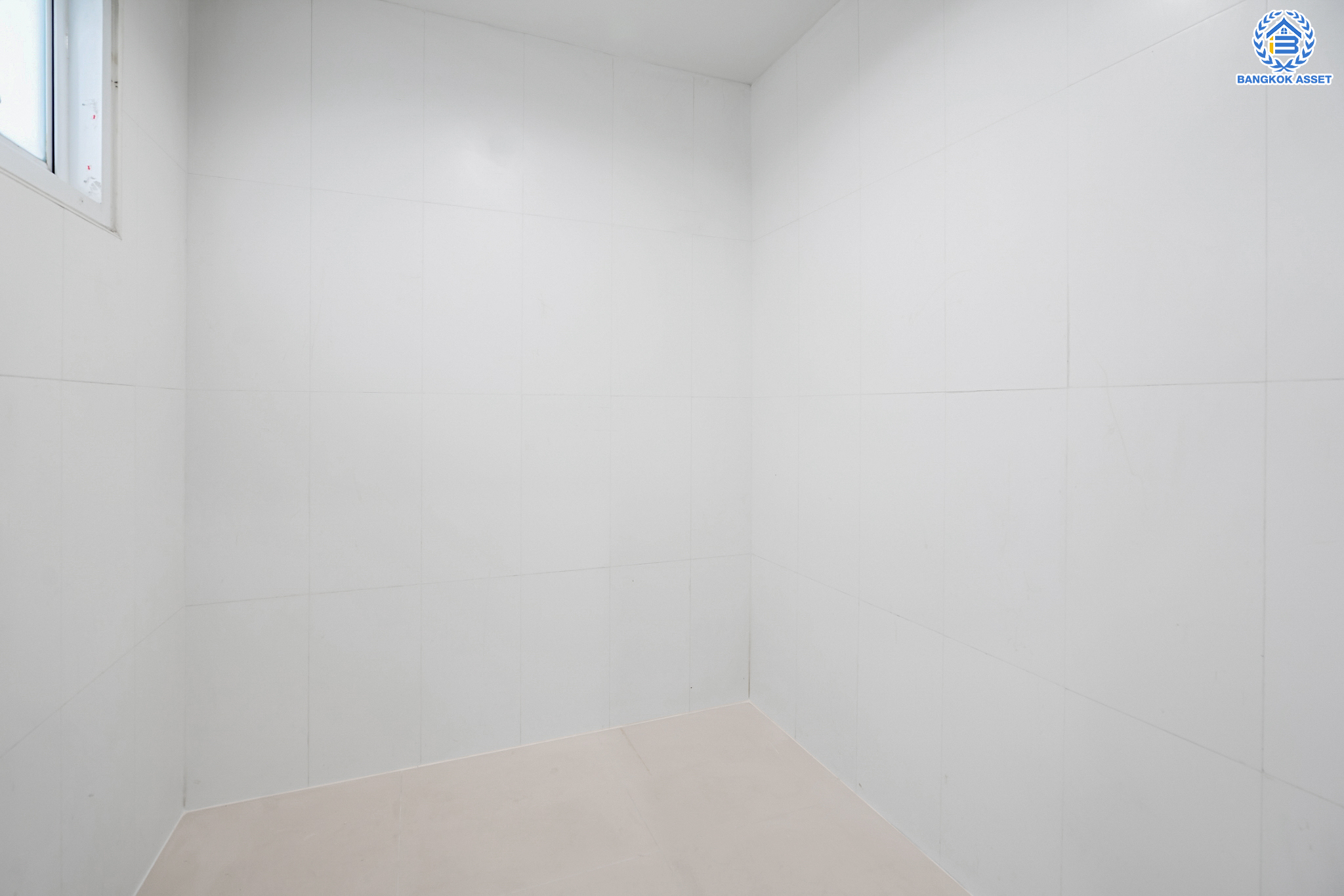 บ้านมือสองตกแต่งใหม่ ม.เดอะพาร์ค ลาดพร้าววังหิน78 ทาวน์โฮม 3 ชั้นครึ่ง เนื้อที่ 16 ตร.ว. ฟังก์ชันจัดเต็ม 3 ห้องนอน (มีห้องน้ำในตัวทุกห้อง) 4 ห้องน้ำ จอดรถได้1 คัน บนทำเลเชื่อมต่อหลายเส้นทาง ใกล้เซ็นทรัลลาดพร้าว เมเจอร์รัชโยธิน ม.ราชภัฏจันทรเกษม ทางด่วน "ฉลองรัช" และรถไฟฟ้าสายสีเขียว "สถานีเสนานิคม"